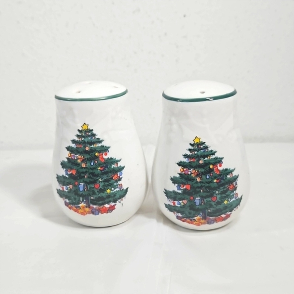 Set of 2 vintage Christmas tree with gifts underneath salt and pepper shakers